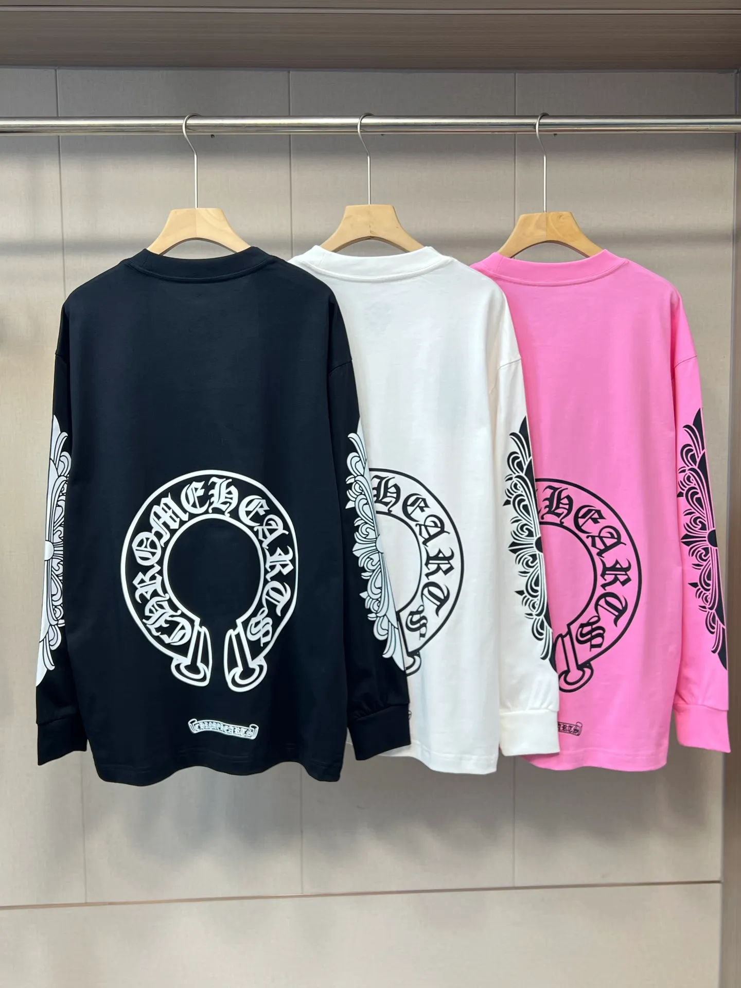 🅿️280 High Quality 5796 25 Early Autumn Chrome Hearts Horseshoe Flower Arm Long Sleeves The Chrome Hearts Long Sleeves that are popular! There are printed logos on the sleeves and back, and the American street style is full of them. It’s so hot to wear it alone if the bottom is missing! Relaxed and cool, I'm so ecstatic that I'm chased for 🔗💓Cro's heart powder when I go out on the street!